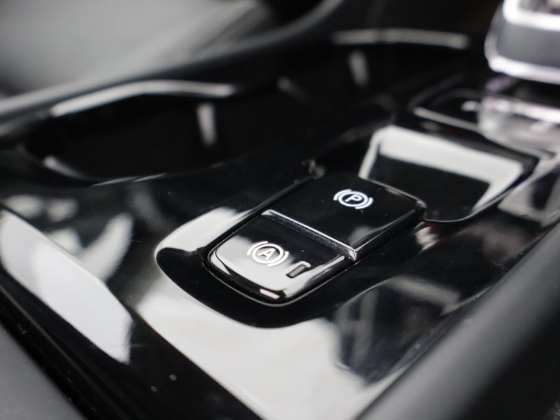 2025 (75) VOLVO XC40 2.0 B4P Ultra Dark 5dr Auto *VAT QUALIFYING* 5496548