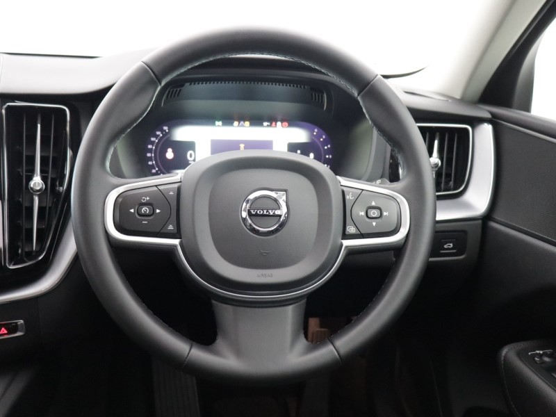 2022 (22) VOLVO XC60 2.0 B4D Momentum 5dr AWD Geartronic 5517159
