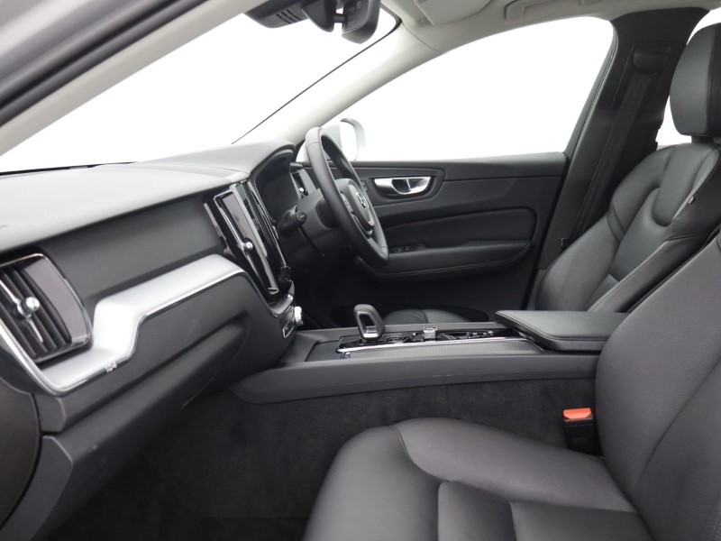 2022 (22) VOLVO XC60 2.0 B4D Momentum 5dr AWD Geartronic 5517140