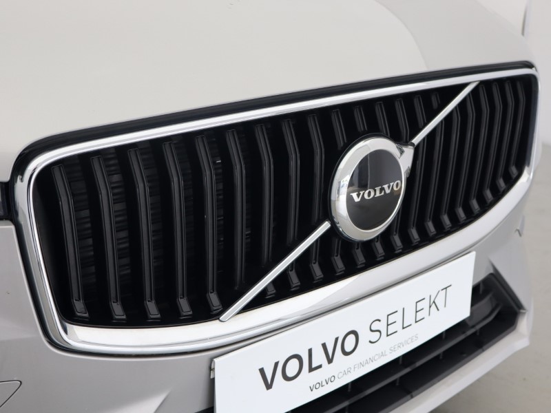 2022 (22) VOLVO XC60 2.0 B4D Momentum 5dr AWD Geartronic 5517126