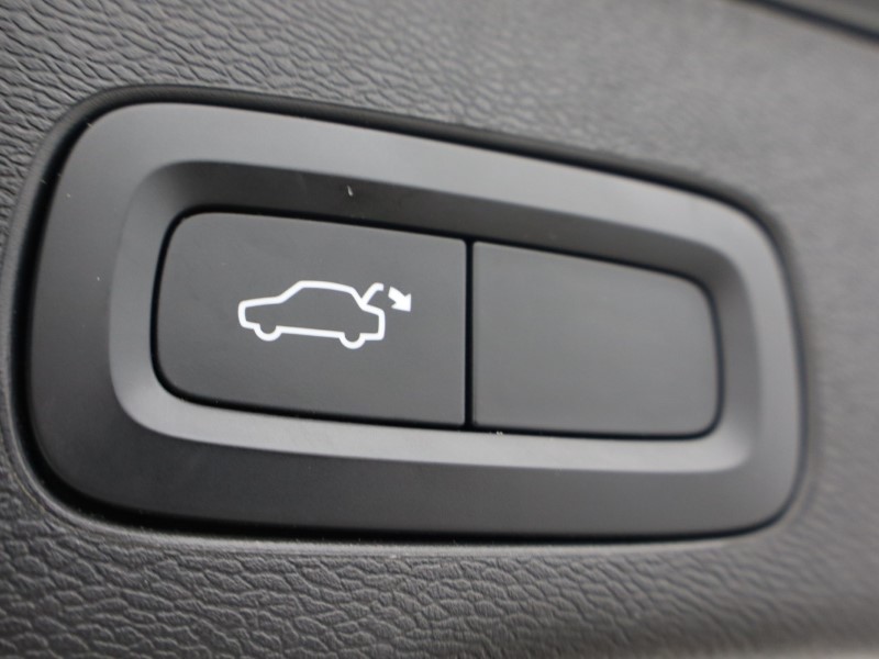 2022 (22) VOLVO XC60 2.0 B4D Momentum 5dr AWD Geartronic 5517135