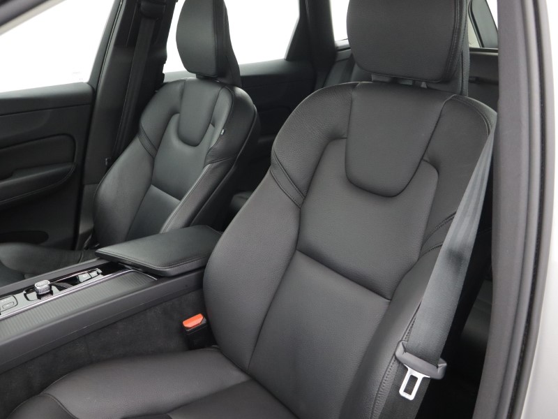 2022 (22) VOLVO XC60 2.0 B4D Momentum 5dr AWD Geartronic 5517151
