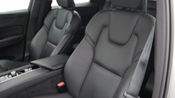 2022 (22) VOLVO XC60 2.0 B4D Momentum 5dr AWD Geartronic 5517151