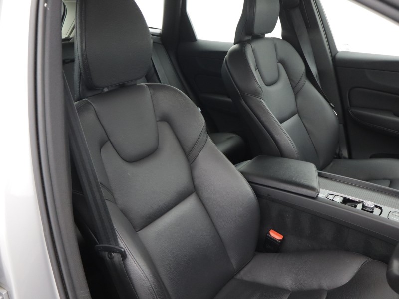 2022 (22) VOLVO XC60 2.0 B4D Momentum 5dr AWD Geartronic 5517149