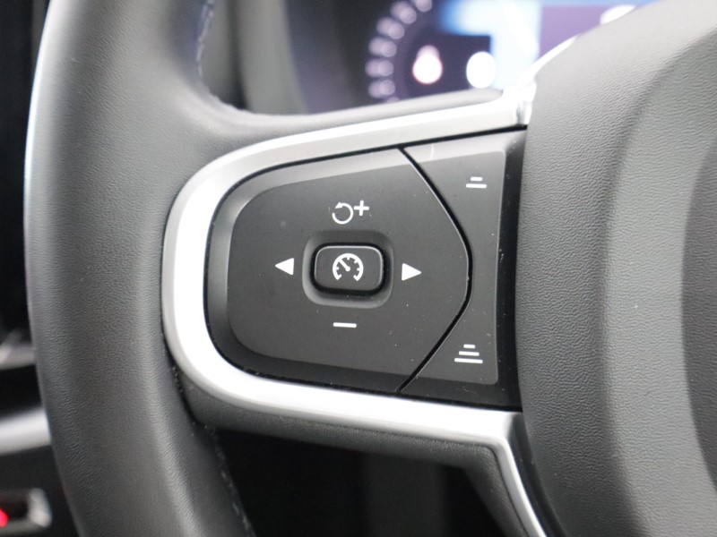 2022 (22) VOLVO XC60 2.0 B4D Momentum 5dr AWD Geartronic 5517160