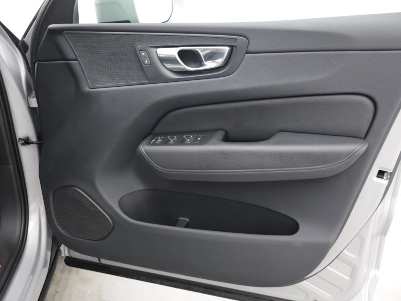 2022 (22) VOLVO XC60 2.0 B4D Momentum 5dr AWD Geartronic 5517142