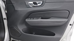 2022 (22) VOLVO XC60 2.0 B4D Momentum 5dr AWD Geartronic 5517142