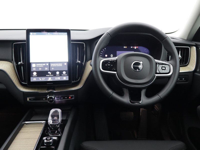 2025 (75) VOLVO XC60 2.0 T6 [350] PHEV Plus Dark 5dr AWD Geartronic 5564411