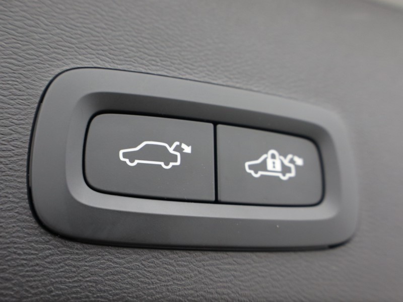 2025 (75) VOLVO XC40 2.0 B3P Ultra Dark 5dr Auto 5509465