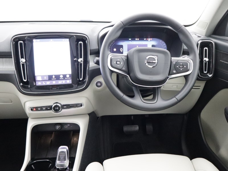 2025 (75) VOLVO XC40 2.0 B3P Ultra Dark 5dr Auto 5509495