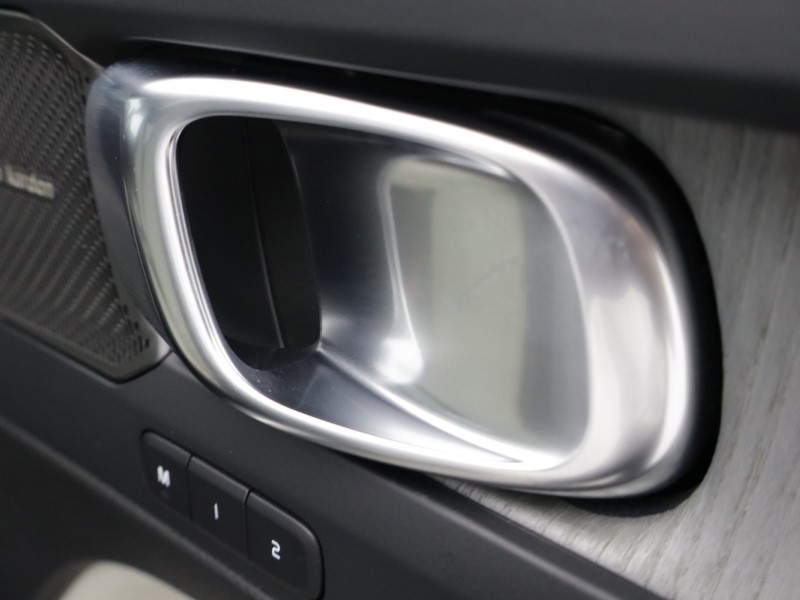 2025 (75) VOLVO XC40 2.0 B3P Ultra Dark 5dr Auto 5509479