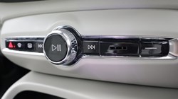 2025 (75) VOLVO XC40 2.0 B3P Ultra Dark 5dr Auto 5509508