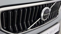 2025 (75) VOLVO XC40 2.0 B3P Ultra Dark 5dr Auto 5509455