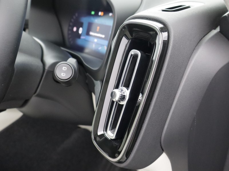 2025 (75) VOLVO XC40 2.0 B3P Ultra Dark 5dr Auto 5509482