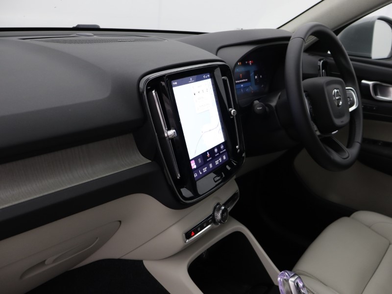 2025 (75) VOLVO XC40 2.0 B3P Ultra Dark 5dr Auto 5509489