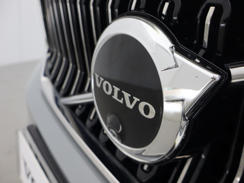 2025 (75) VOLVO XC40 2.0 B3P Ultra Dark 5dr Auto 5509457