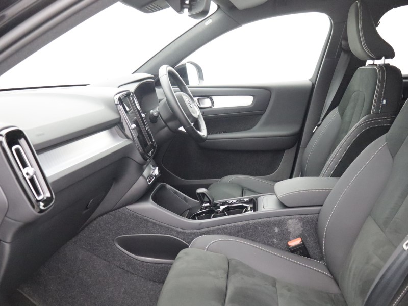 2025 (75) VOLVO XC40 2.0 B4P Plus Black Edition 5dr Auto 5579551