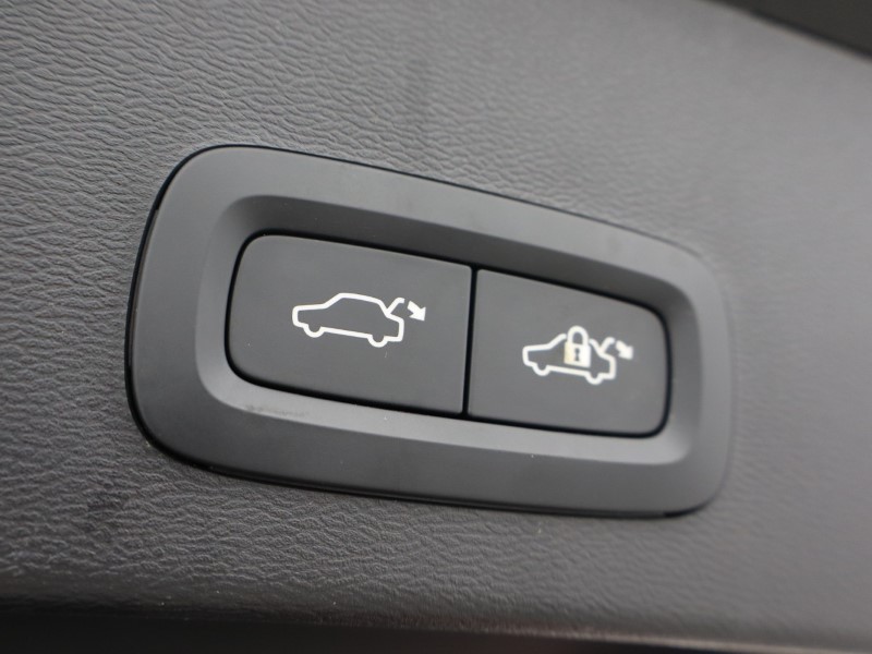 2025 (75) VOLVO XC40 2.0 B4P Plus Black Edition 5dr Auto 5579546