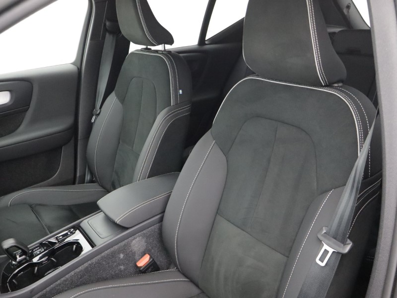 2025 (75) VOLVO XC40 2.0 B4P Plus Black Edition 5dr Auto 5579562