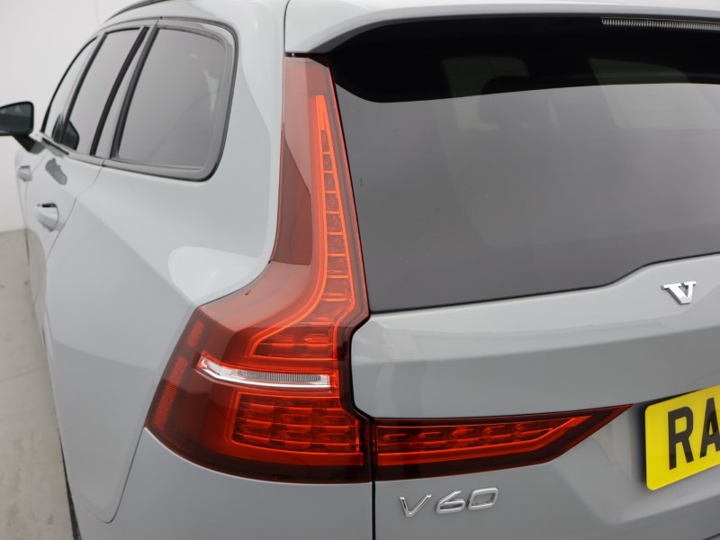 2025 (25) VOLVO V60 2.0 B4P Plus Dark 5dr Auto [7 speed] 5572845