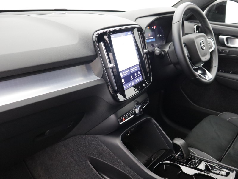 2025 (75) VOLVO XC40 2.0 B3P Plus Dark 5dr Auto 5563658