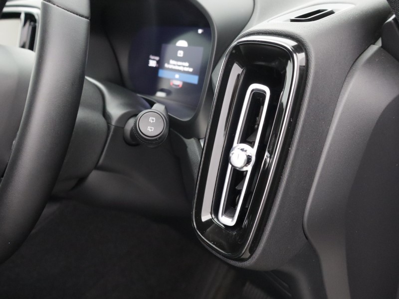 2025 (75) VOLVO XC40 2.0 B3P Plus Dark 5dr Auto 5563651