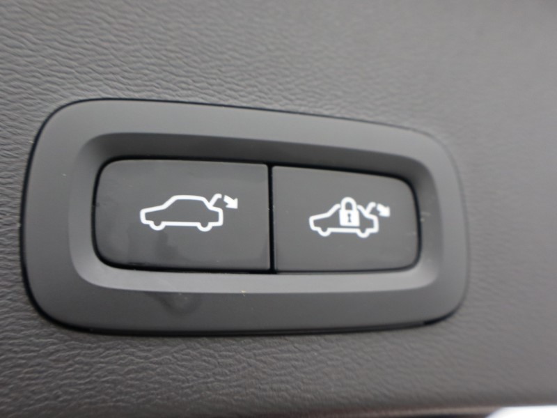2025 (75) VOLVO XC40 2.0 B3P Plus Dark 5dr Auto 5563639