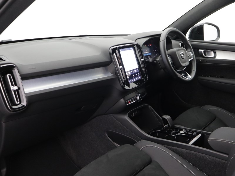 2025 (75) VOLVO XC40 2.0 B3P Plus Dark 5dr Auto 5563657