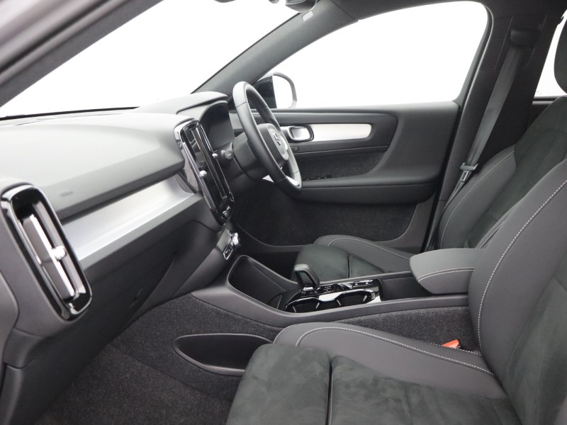 2025 (75) VOLVO XC40 2.0 B3P Plus Dark 5dr Auto 5563644