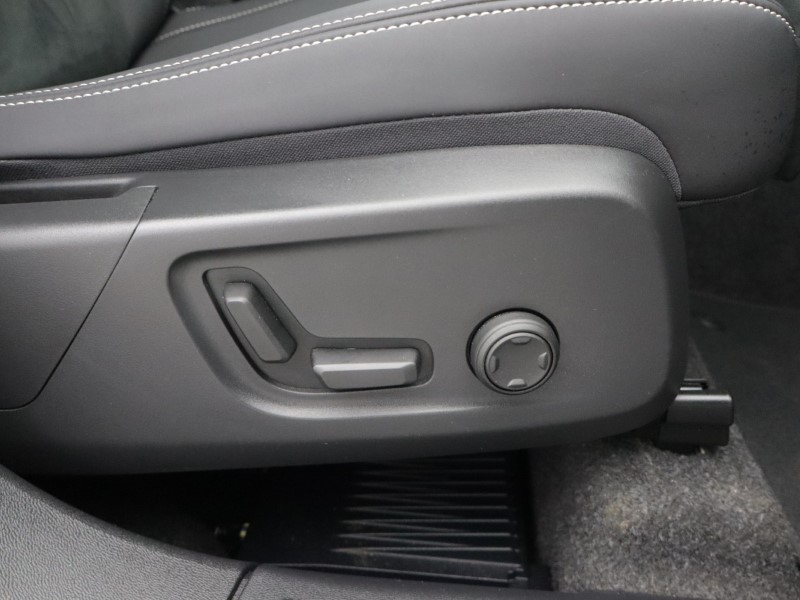 2025 (75) VOLVO XC40 2.0 B3P Plus Dark 5dr Auto 5563652