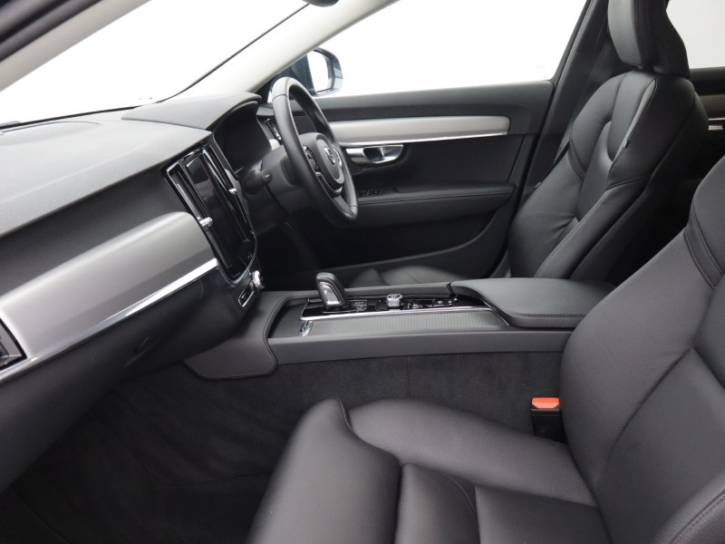 2021 (21) VOLVO V90 2.0 B4P Momentum 5dr Auto 5586512