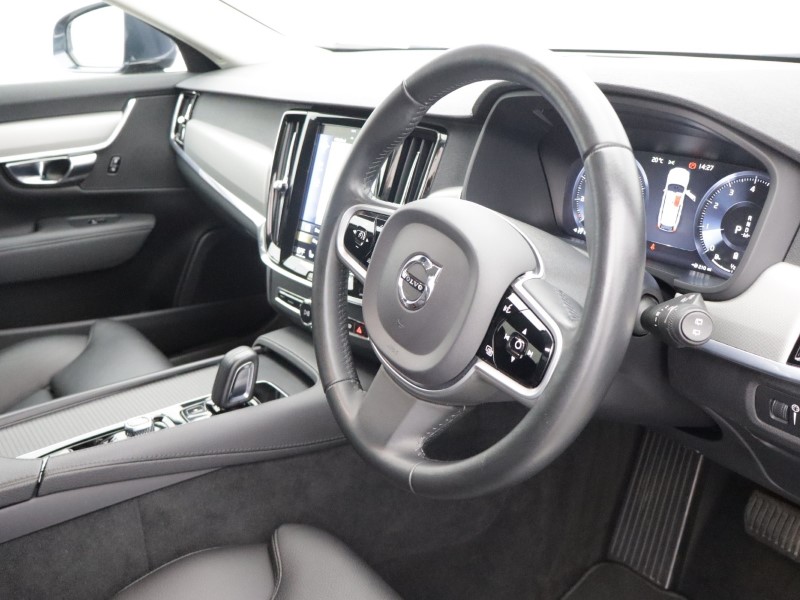 2021 (21) VOLVO V90 2.0 B4P Momentum 5dr Auto 5586523