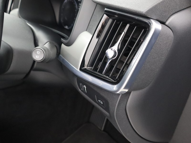 2021 (21) VOLVO V90 2.0 B4P Momentum 5dr Auto 5586519