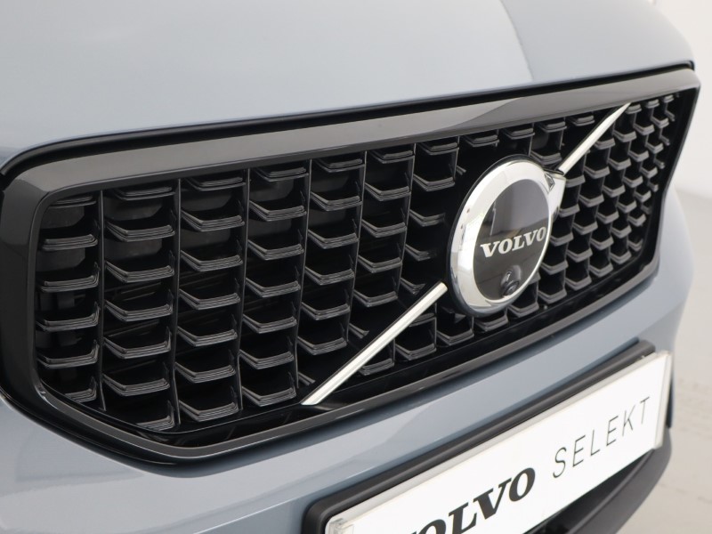 2023 (23) VOLVO XC40 2.0 B4P Ultimate Dark 5dr Auto 5561566