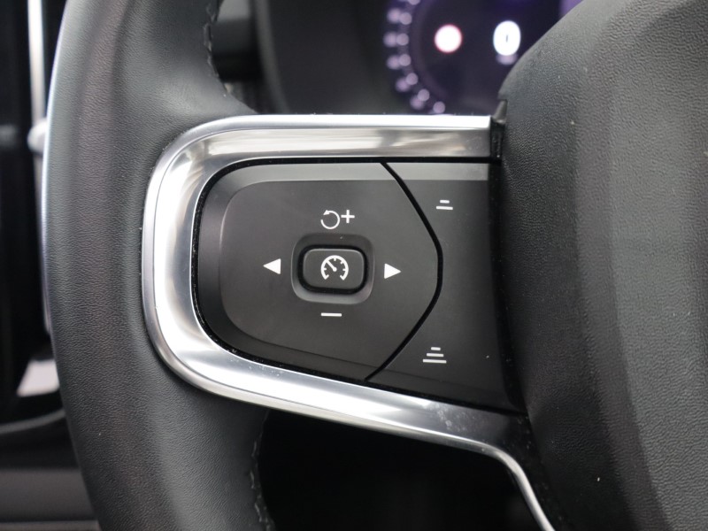 2023 (23) VOLVO XC40 2.0 B4P Ultimate Dark 5dr Auto 5561605