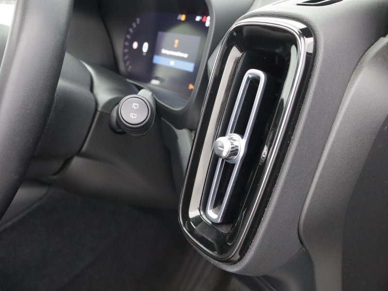 2023 (23) VOLVO XC40 2.0 B4P Ultimate Dark 5dr Auto 5561590