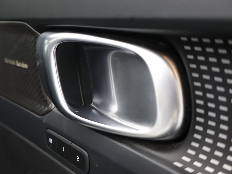 2023 (23) VOLVO XC40 2.0 B4P Ultimate Dark 5dr Auto 5561588