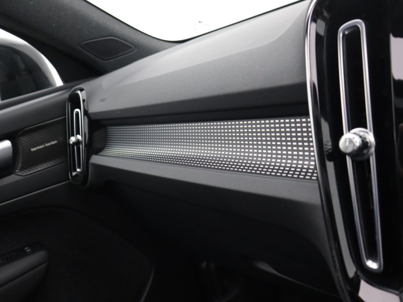 2023 (23) VOLVO XC40 2.0 B4P Ultimate Dark 5dr Auto 5561618