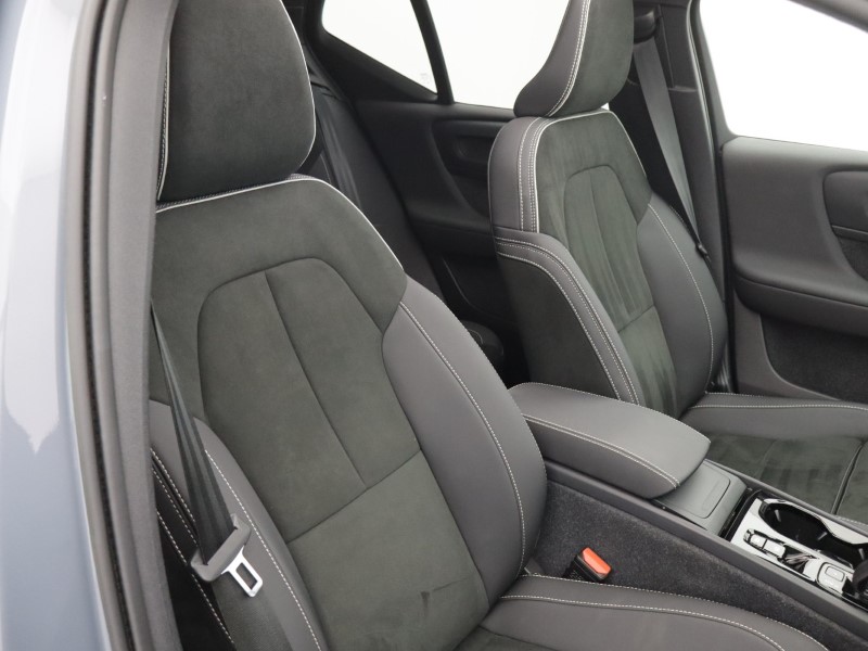 2023 (23) VOLVO XC40 2.0 B4P Ultimate Dark 5dr Auto 5561594