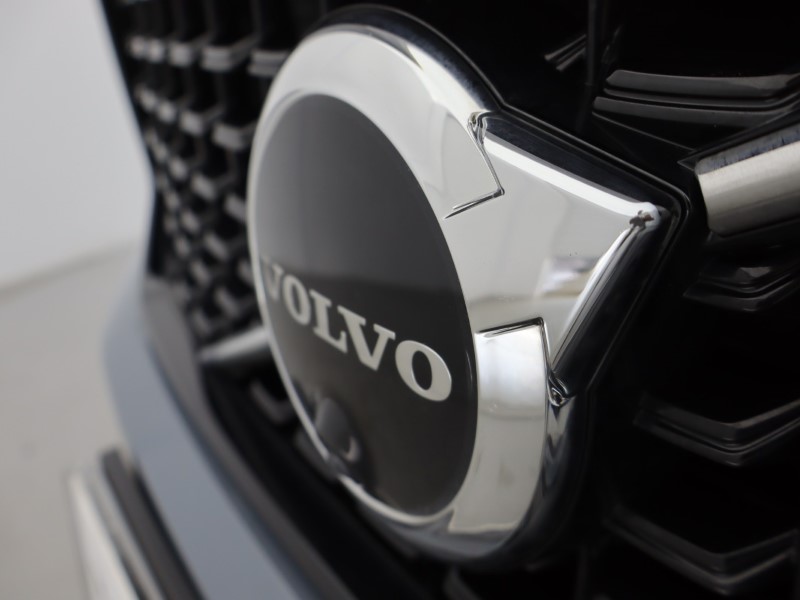 2023 (23) VOLVO XC40 2.0 B4P Ultimate Dark 5dr Auto 5561568