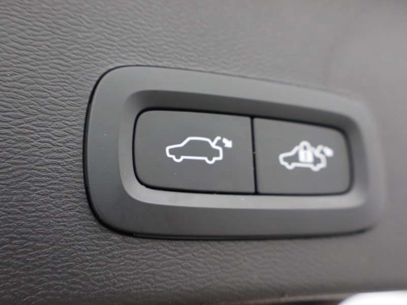 2023 (23) VOLVO XC40 2.0 B4P Ultimate Dark 5dr Auto 5561576