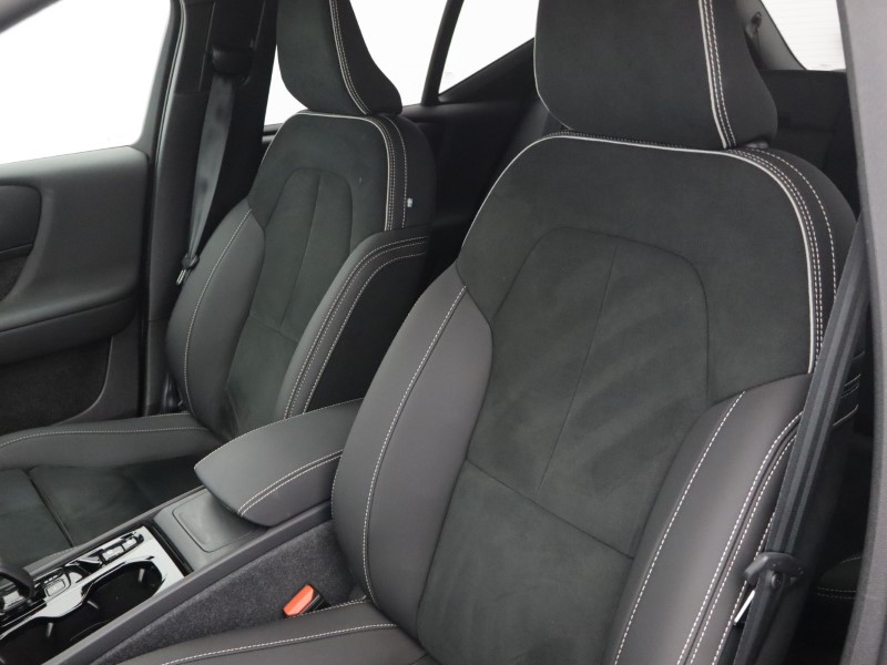 2024 (73) VOLVO XC40 2.0 B4P Plus Dark 5dr Auto 5585635