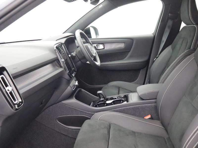 2024 (73) VOLVO XC40 2.0 B4P Plus Dark 5dr Auto 5585623