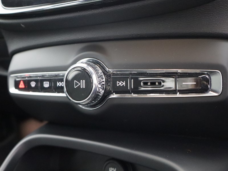 2022 (22) VOLVO XC40 2.0 B3P Core 5dr Auto 5604157