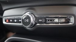 2022 (22) VOLVO XC40 2.0 B3P Core 5dr Auto 5604157