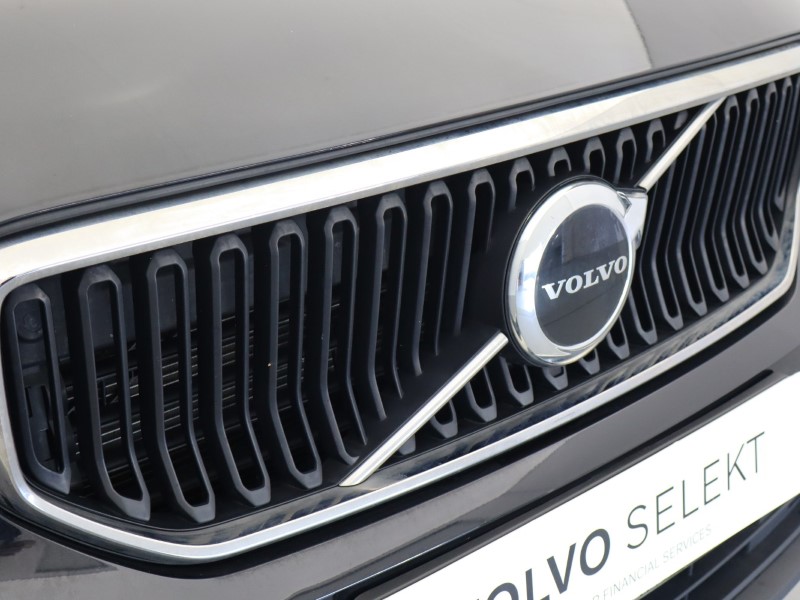 2022 (22) VOLVO XC40 2.0 B3P Core 5dr Auto 5604159