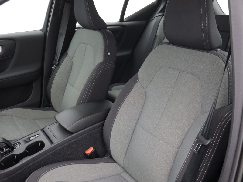 2022 (22) VOLVO XC40 2.0 B3P Core 5dr Auto 5604184