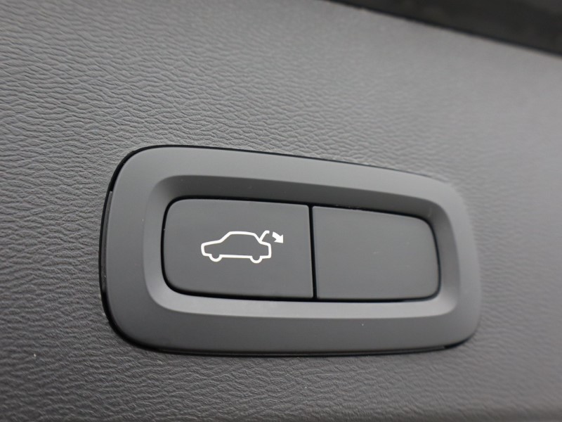 2022 (22) VOLVO XC40 2.0 B3P Core 5dr Auto 5604168