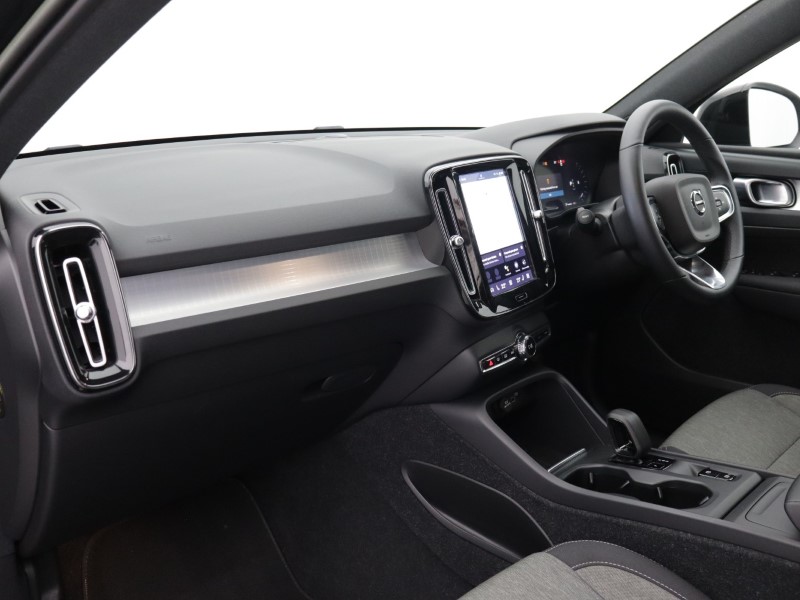 2022 (22) VOLVO XC40 2.0 B3P Core 5dr Auto 5604185