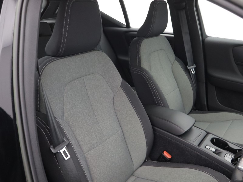2022 (22) VOLVO XC40 2.0 B3P Core 5dr Auto 5604182